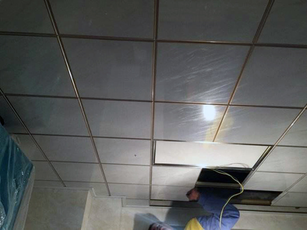 卫生间集成吊顶怎么拆